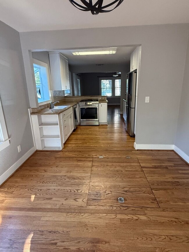 Building Photo - PLEASE TEXT FOR A PRIVATE SHOWING 334-513-7595