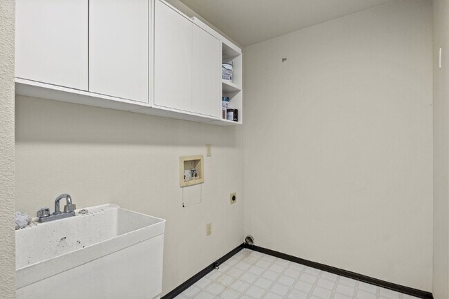 Building Photo - Huge Open-Concept Home in the Vibrant Briargate Neighborhood!