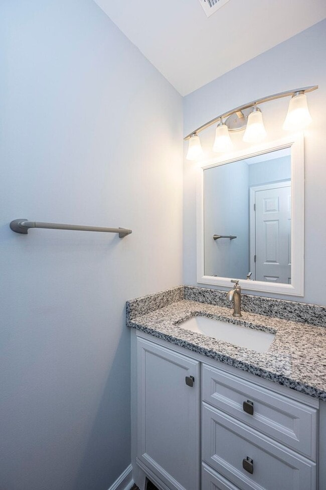 Building Photo - **COMPLETLEY RENOVATED** 4 Bed, 3 Bath Hom...