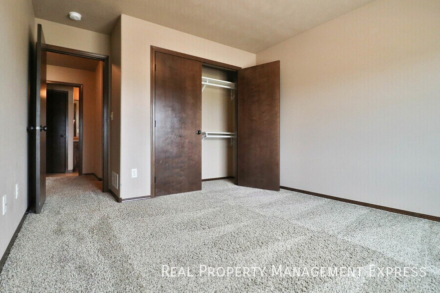 Building Photo - Beautiful 2 Story Townhome with Loads of A...