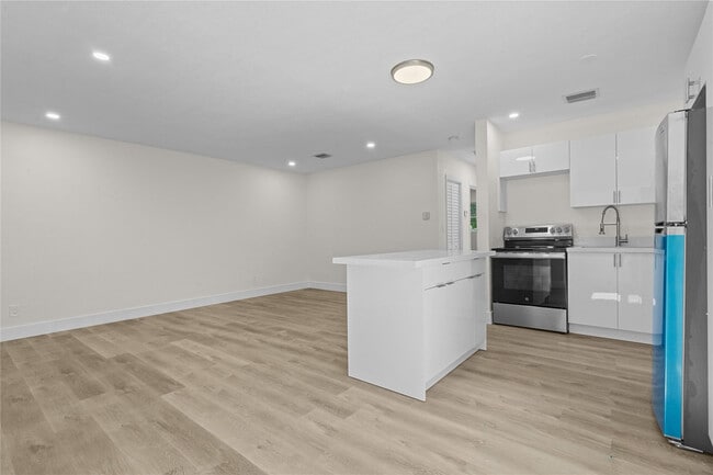 Building Photo - 2941 NW 11th Ct