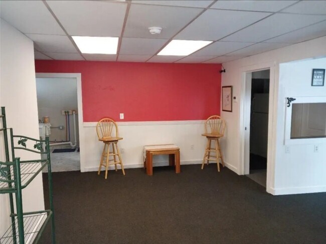 Building Photo - 868 Main St