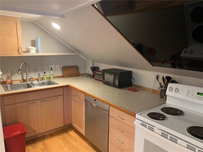 Building Photo - 107 Prospect Hill St