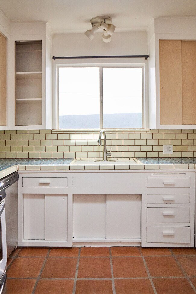 Building Photo - 6148 Glen Holly St