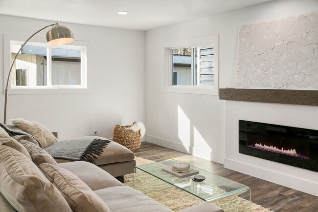 Building Photo - Beautiful Home in Seward Park!