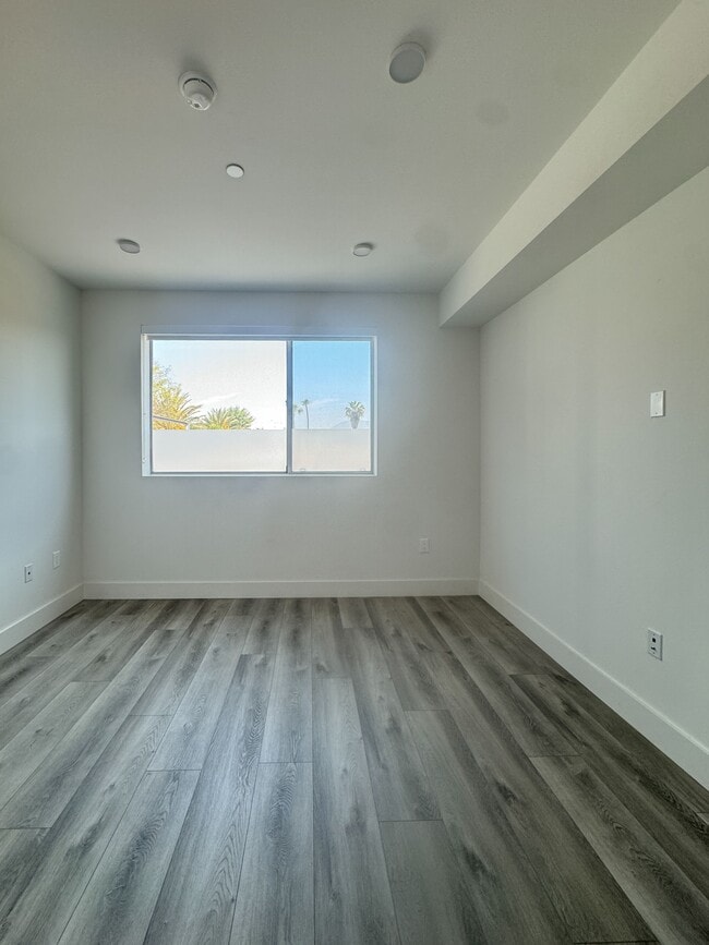Building Photo - 6535 Melrose Ave