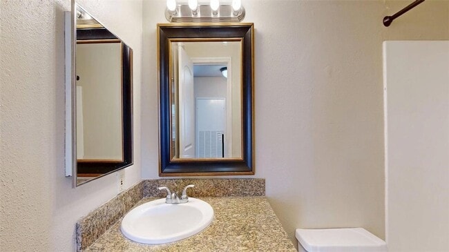 Building Photo - 904 University Oaks Blvd