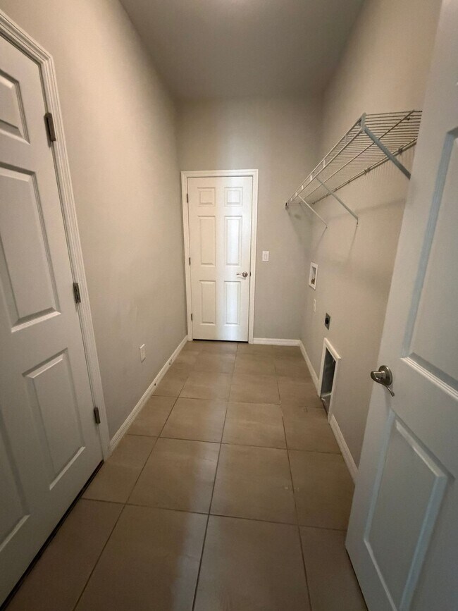 Building Photo - 523 NE 24th Ave