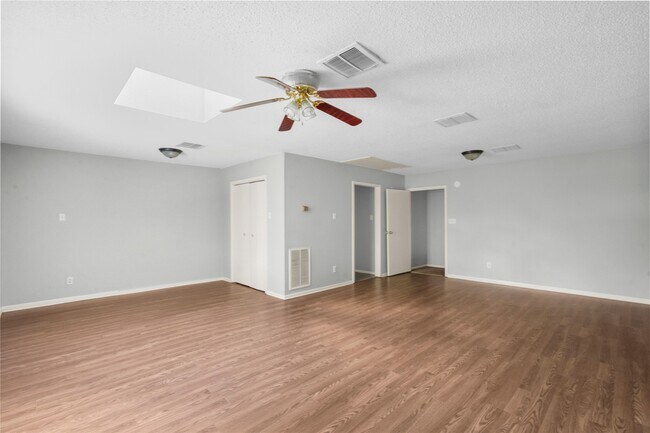 Building Photo - 7450 Lakewood Dr