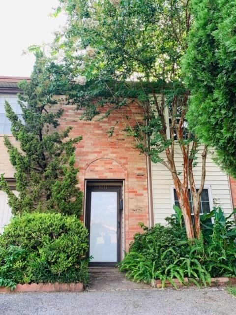 Building Photo - 1611 Mapleton Dr