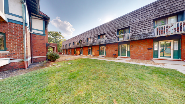 Courtyard Setting - 1221 S Henrietta St