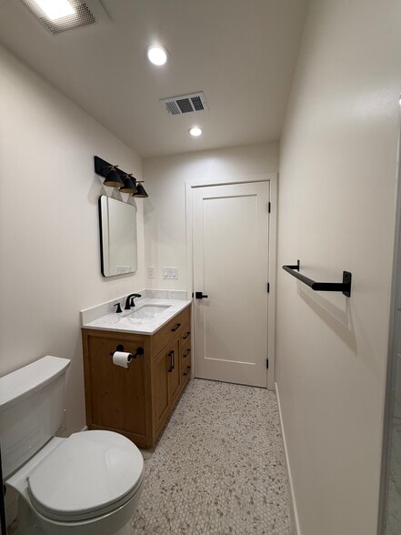 Building Photo - 2115 Hyperion Ave