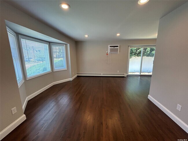 Building Photo - 30 Davison