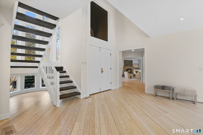 Building Photo - 32 Buttonball Ln