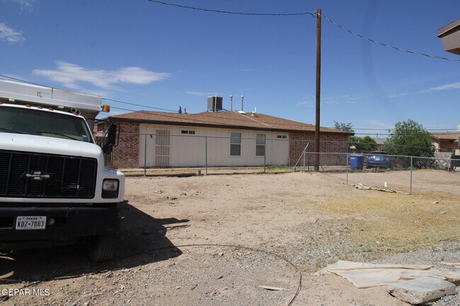 Building Photo - 9145 Begonia Pl