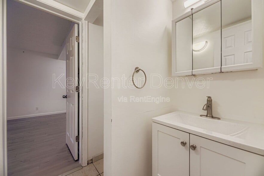 Building Photo - 2929 W Floyd Ave