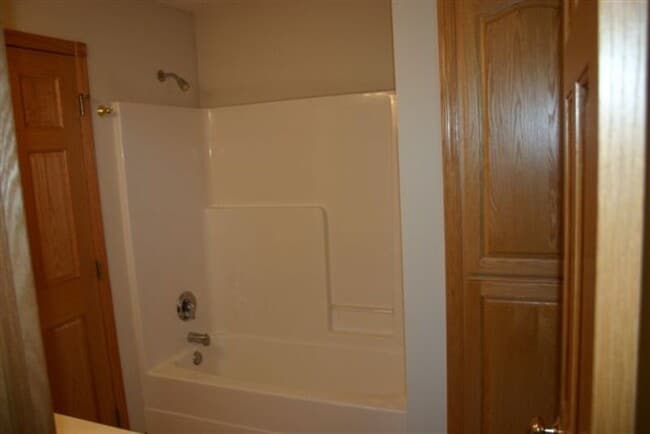 Building Photo - 9130 Oak Ridge Dr