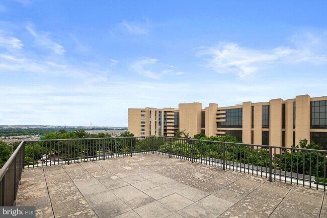 Building Photo - 1300 Army Navy Dr