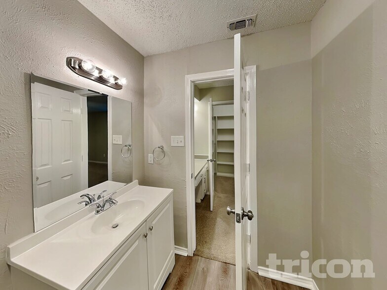 Building Photo - 545 Sharp Dr