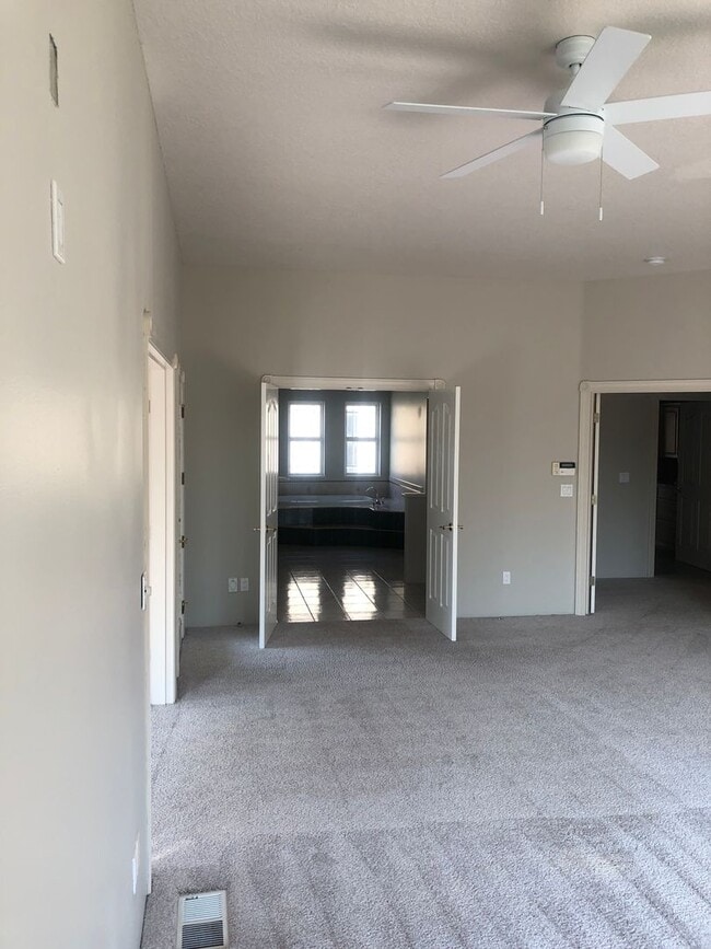 Building Photo - Spacious Redmond Estate on 14 Acres – 4,300+ Sq Ft, Pastures, 4-Car Garage