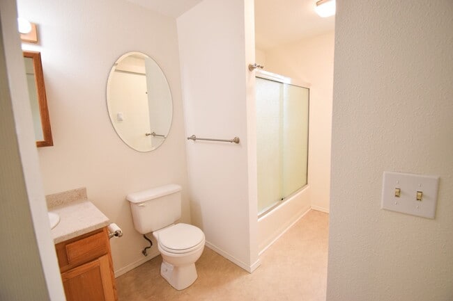 Building Photo - Beautiful 4 Bedroom 2 Bath Home in NE Port...