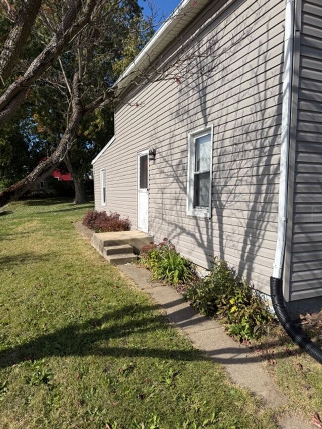 Building Photo - 2 Bedrooms & 1 Bathroom in Barberton (West Side)