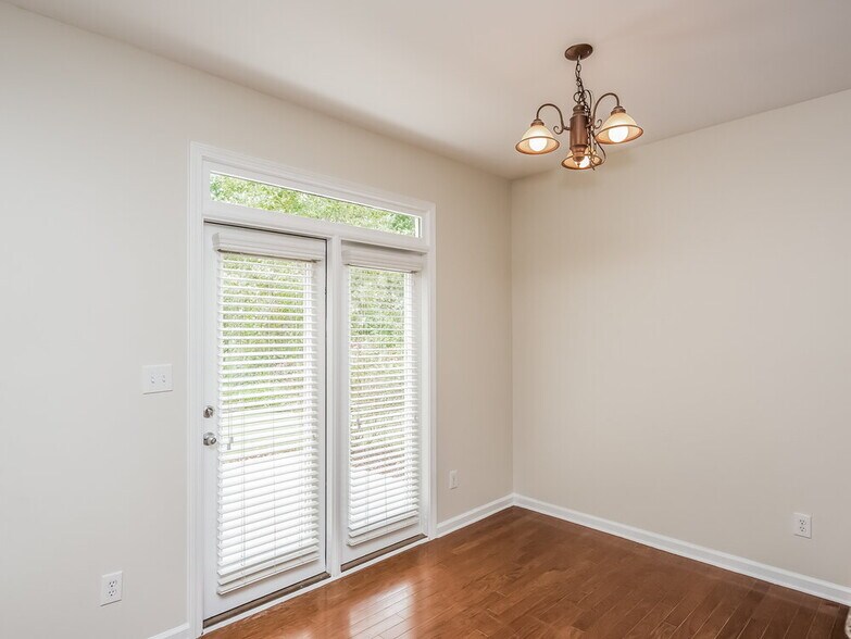 Building Photo - 3067 Woodbridge Ln