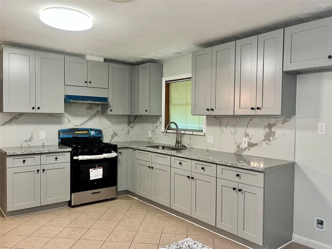 Building Photo - 2005 2nd St N