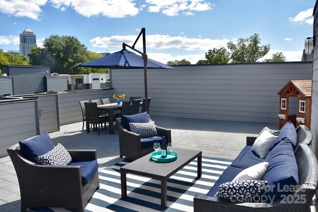 Building Photo - 916 Westbrook Dr