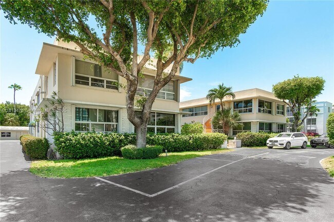 Primary Photo - 9940 Collins Ave