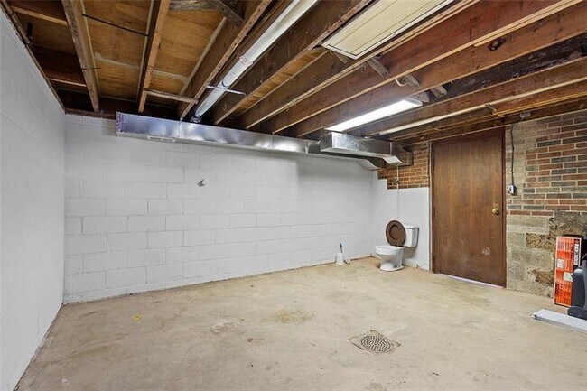 Building Photo - 8966 Knoll St