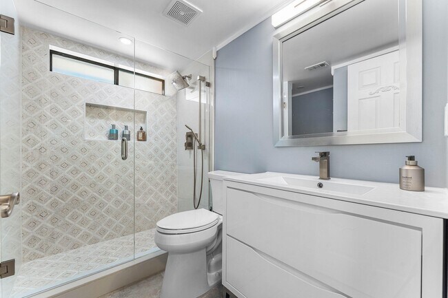 Building Photo - 559 NW 38th Terrace