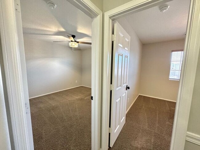 Building Photo - 1056 E Lakeview Dr