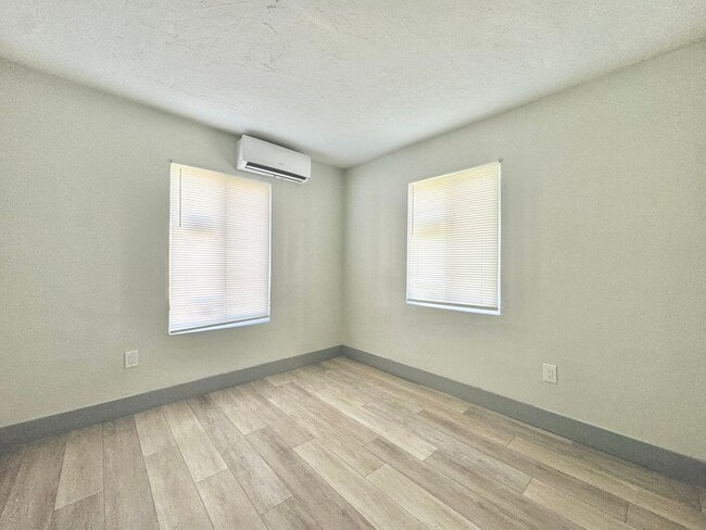 Building Photo - Fully Remodeled Three Bedroom Single Famil...