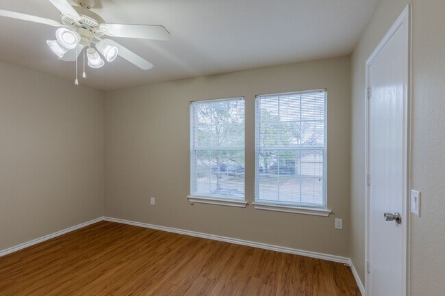 Building Photo - Charming 3BR/2.5BA Home with Spacious Back...
