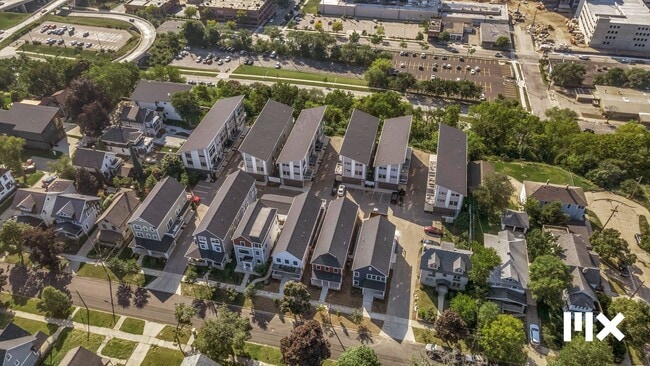 Building Photo - Two Bedroom Condo on Lookout Hill in Grand Rapids!