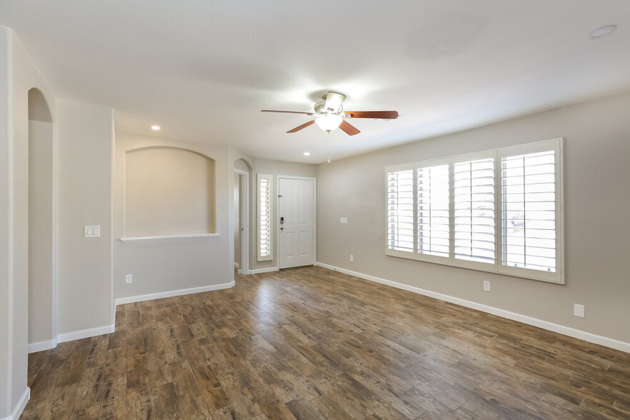 Building Photo - 10898 W Alvarado Rd