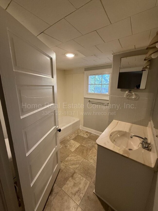 Building Photo - 4440 Lane St