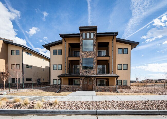 Building Photo - 1 Bed Luxury Apartment near Garden of the Gods