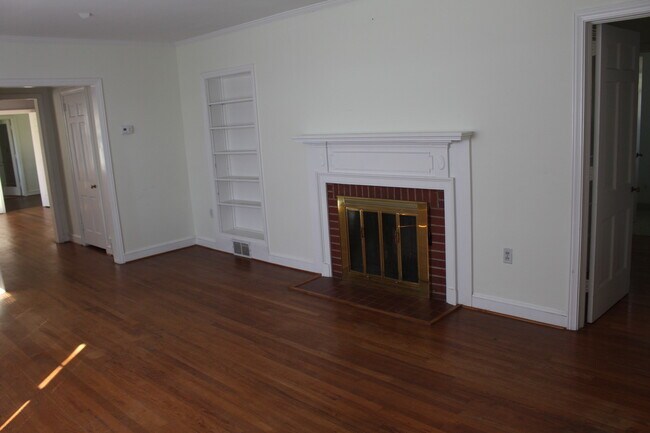 Building Photo - 3 Bed/2 Bath Home Right Next to Walker Golf Course!