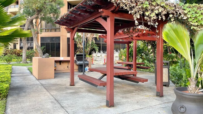 Building Photo - HIGHLY DESIRABLE 2 BED/2 BATH SPECTACULAR ...