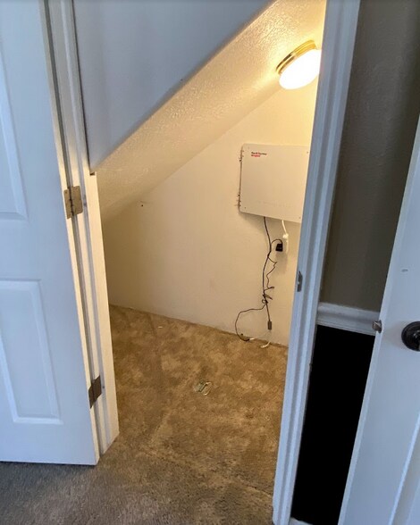 Building Photo - 879 Capital Ave