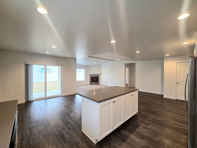 Building Photo - Newer Rambler in Mary Hill Estates!