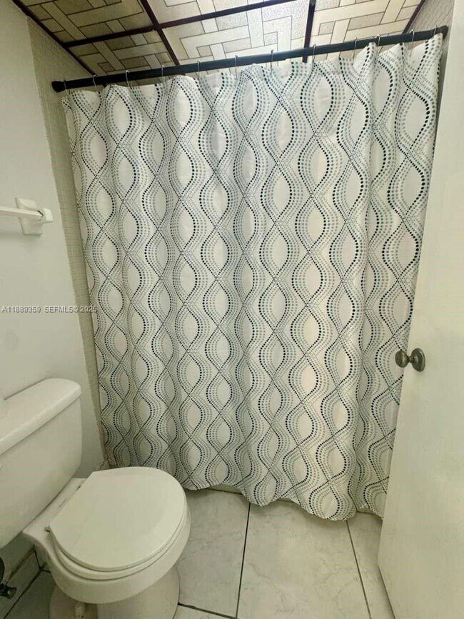 Building Photo - 3720 Inverrary Dr