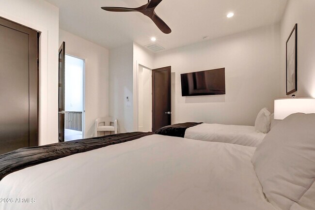 Building Photo - 6401 E Larkspur Dr