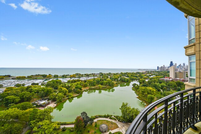 Building Photo - 2550 N Lakeview Ave