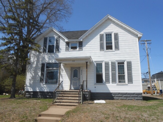 Primary Photo - Nice 4 Bed 1 Bath close to UWEC and Water ...