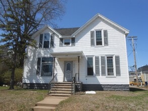 Building Photo - Nice 4 Bed 1 Bath close to UWEC and Water St! Available June 1st
