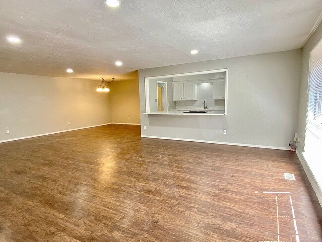 Building Photo - Large 2 Bed 2 Bath off NW 63rd & N. Villa ...