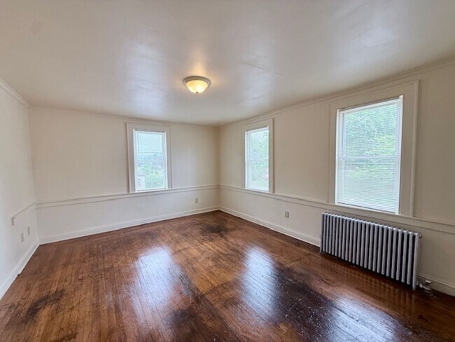 Building Photo - 452-454 Thompson Ave